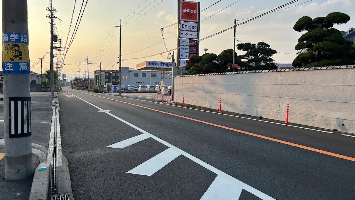 ラ・ムー橿原醍醐店の近くから桜井方面を見た道路の風景。右手には「ENEOS EneJet」のガソリンスタンドの看板や給油所が写っている