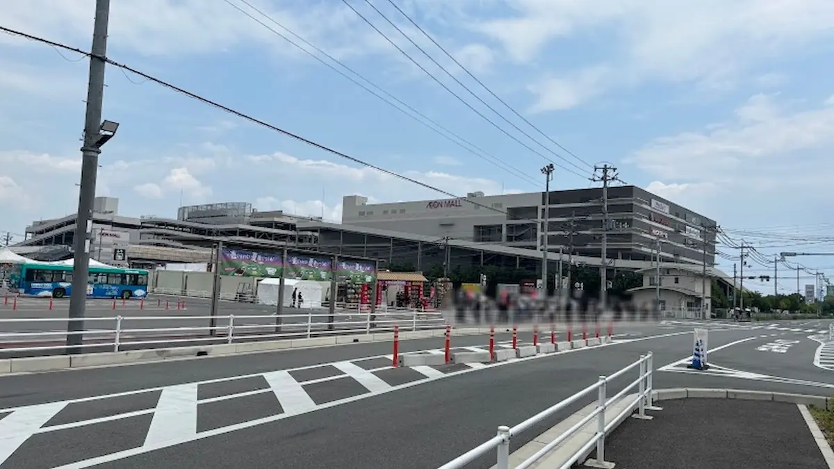イオンモール橿原のウエストビレッジで開催される「台湾祭」の開場を待つ来場者の列。多くの人々が並んでおり、イベントへの期待感が感じられる様子