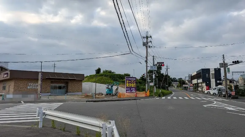 別所交差点から見た「家族葬のティア香芝五位堂」の建設現場。交差点の角に施設とオープン見学会を知らせる看板が設置されている様子