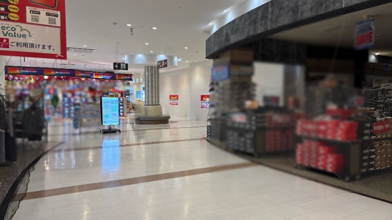 ラスパ西大和の館内。右手にABCマート、左奥にガチャガチャマーケットが見え、その間のスペースに「ホビーオフ」のオープンを告知する掲示が出ている
