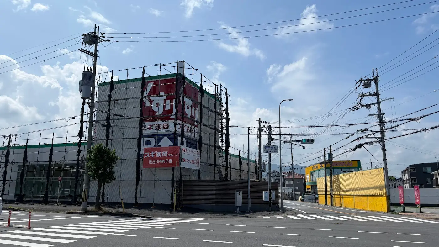 奈良県桜井市の中和幹線沿い（東新堂北交差点・フレスポ桜井の目の前）に、「スギ薬局」が近日ニューオープン予定！現在足場が組まれ絶賛建設中の現地の写真。