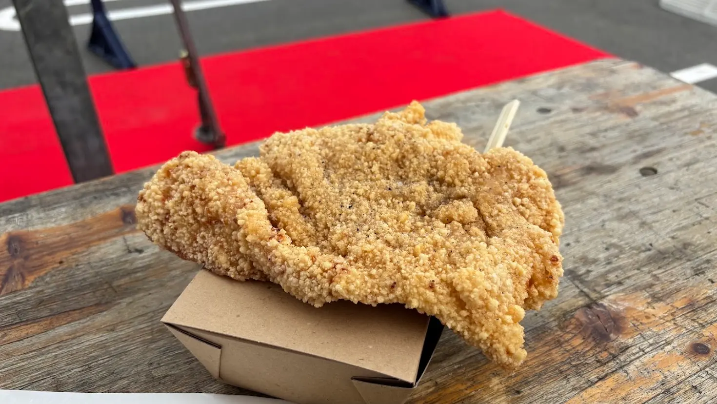 台湾祭で販売されている大鶏排(ダージーパイ)。揚げたてでボリュームたっぷりの大きな台湾風フライドチキン