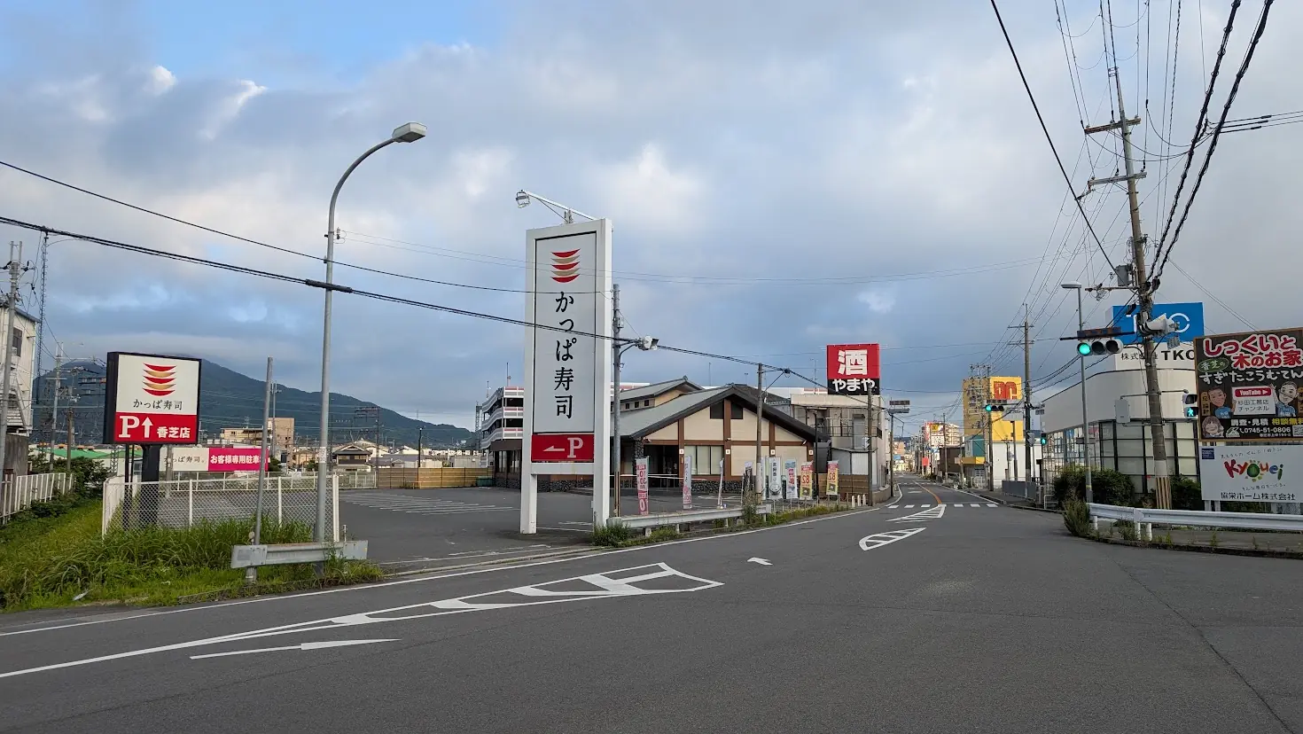 家族葬のティア香芝五位堂から五位堂方面を望む景色。道路の向かい側に「かっぱ寿司」の大きな看板が見える