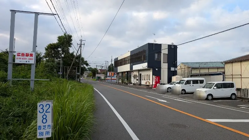 家族葬のティア香芝五位堂から築山駅方面へ続く道路の風景。見通しの良い道路沿いには建物が並び、周辺の落ち着いた環境が伝わる様子