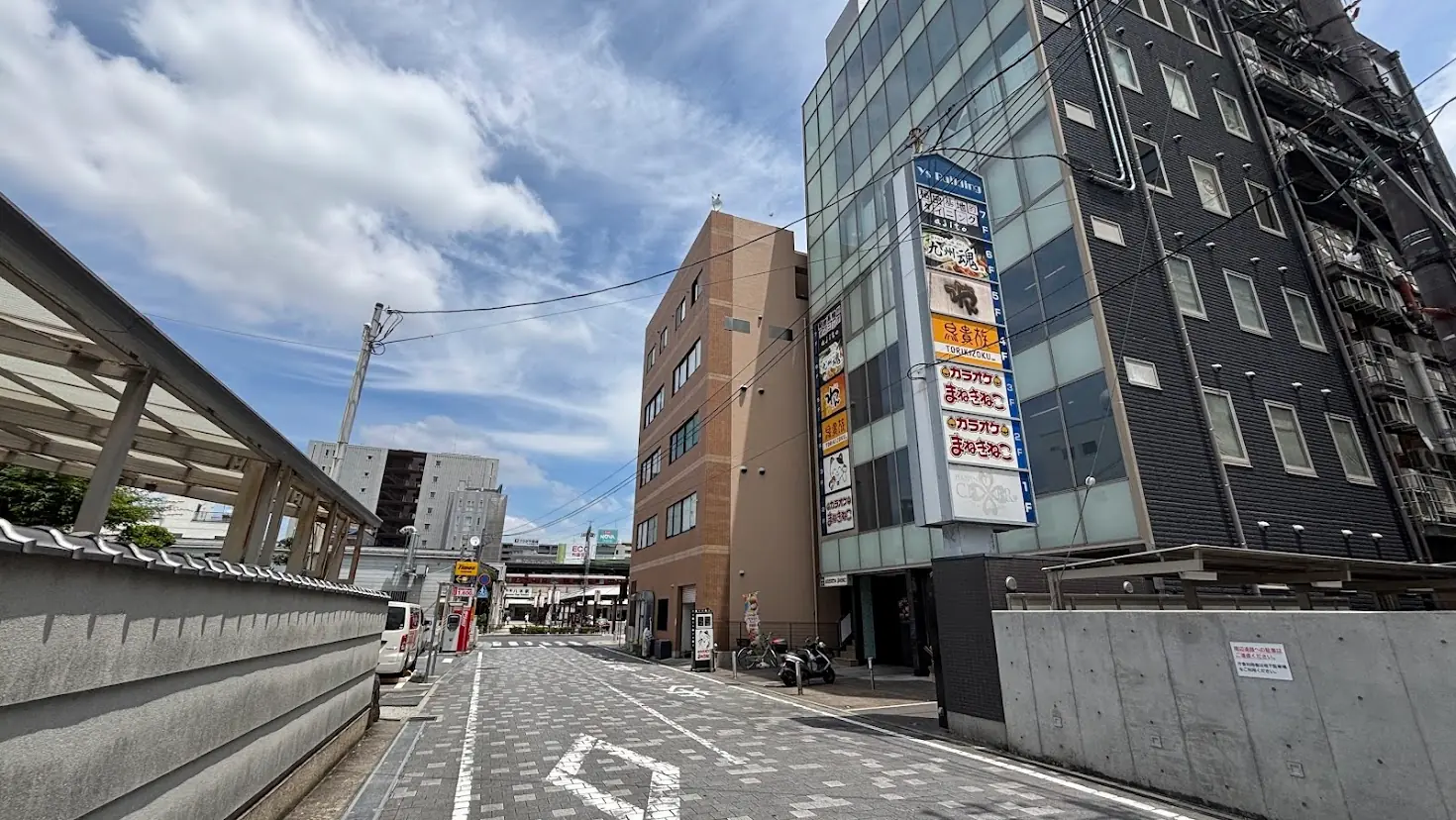 大和八木駅近くのY'sビル外観。鳥貴族などのテナントが入るビルで、下層階で改装工事が進んでいる様子