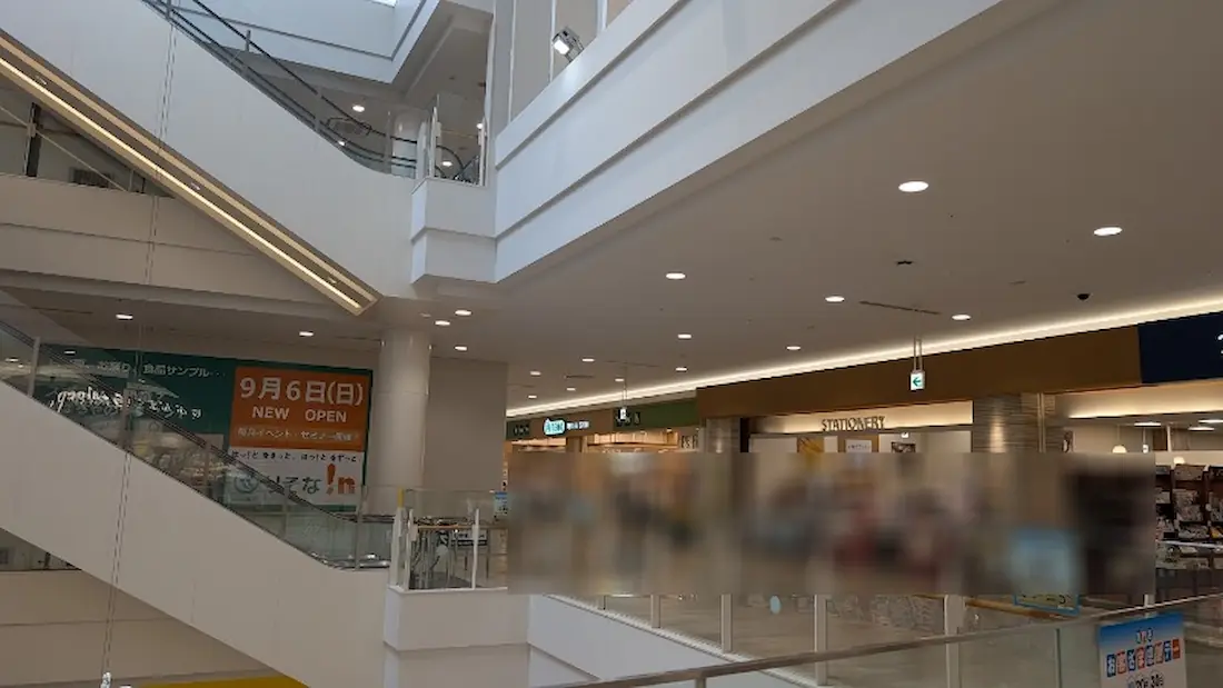 イオンモール橿原の3階通路から見渡した、「紀伊國屋書店」や「ペテモ（PETEMO）」の店舗周辺、および「りそな!n」オープン予定地付近の様子。