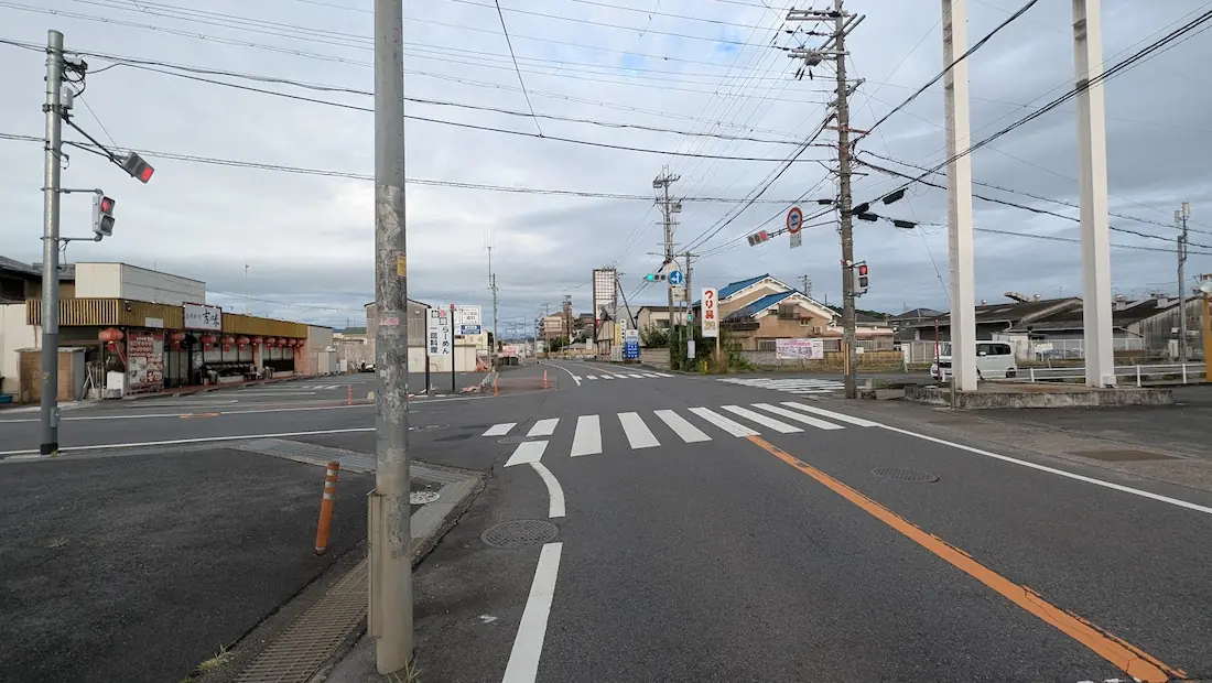 国道165号線の出合交差点付近から、桜井方面から橿原方面へ向かって前方の道路やロードサイドの店舗、横断歩道を見渡した様子。
