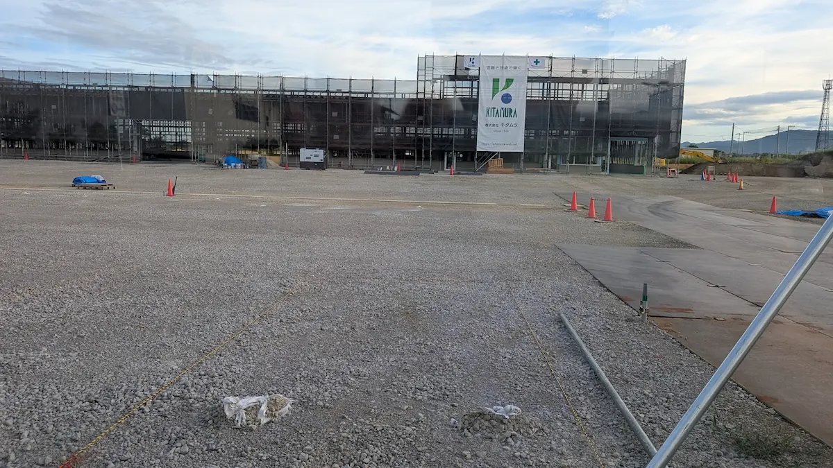 Chuwa Kansen沿いのネクストステージ建設現場において、敷地内から眺めた工事中の建物と広大な敷地の様子。