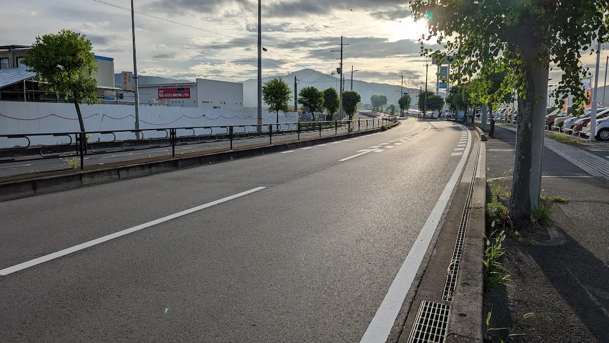 中和幹線沿いのネクストステージオープン予定地付近から、桜井方面へと続く道路と周辺の景観の様子。