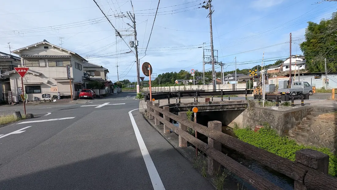飛鳥駅から星のや飛鳥建設現場へと向かう徒歩ルートの途中、水路と踏切の手前にある最初の曲がり角の様子。