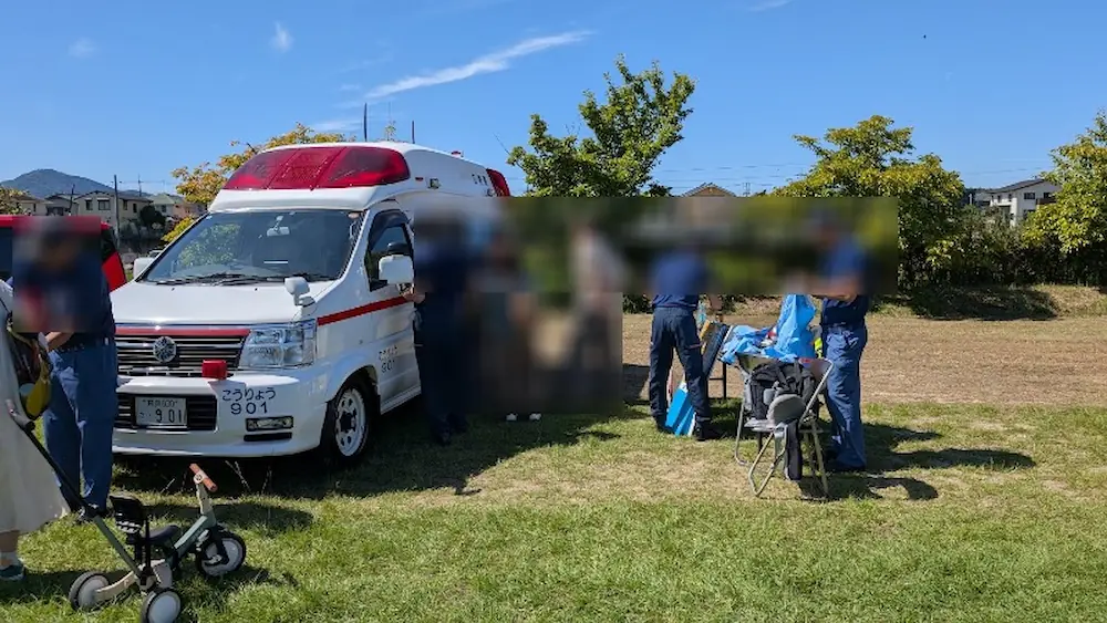 竹取公園のほほえみフェスタ会場において、救急車と子供用救急隊衣装の記念撮影ブースやスタッフの様子。
