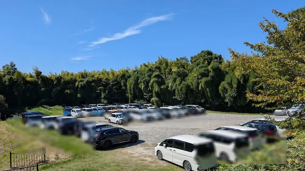 竹取公園のほほえみフェスタ開催時、広大な一番奥の駐車場エリアまで多くの車で埋め尽くされている様子。