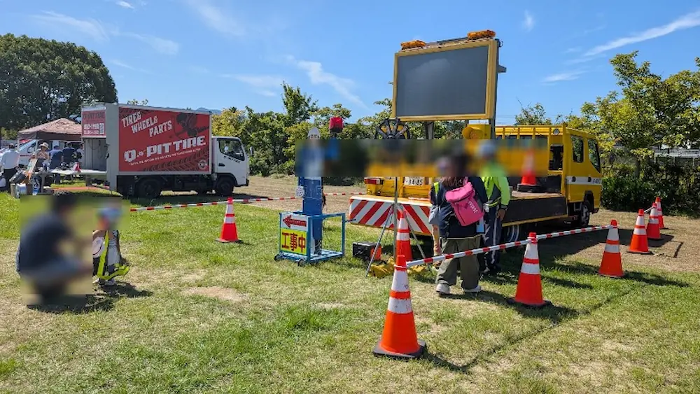 竹取公園のほほえみフェスタ会場において、子どもが警備員や作業員の衣装を着て記念撮影ができる体験ブースの様子。